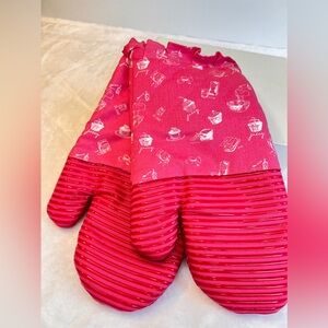 Juicy Couture Pink Silicone Oven Mitts